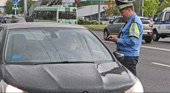 Водители в Беларуси должны днем ездить с ближним светом фар с 25 августа по 5 сентября